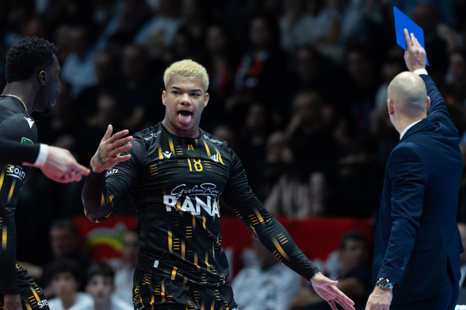 包含这也行？广厦男篮绝杀压哨备战意大利杯那不勒斯赛后队长鼓劲，国际比赛日法兰克福调整名单以备欧篮联的词条九游棋牌游戏平台